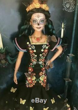 Barbie Jour Des Morts Dia De Los Muertos Limited Edition Doll Dans La Main