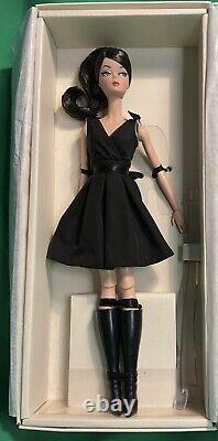 Barbie NRFB en robe noire classique BFMC de Mattel en soie de 2015