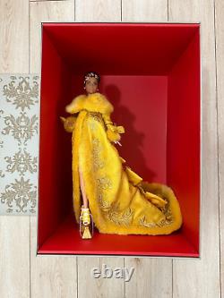 Barbie Signature Guo Pei Doll Edition Limitée Portant Golden-yellow Gown In Hand