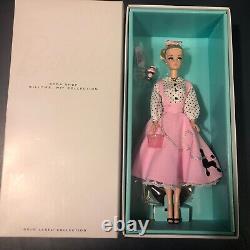 Barbie Soda Shop Willows, WI Collection Poupée Barbie Étiquette Or 2015 Mattel DGX89