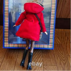 Burberry Blue Étiquette Barbie Poupée Edition Limitée Manteau Rouge