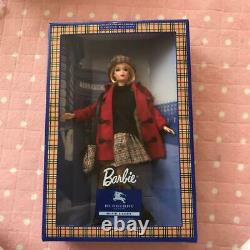 Burberry Blue Étiquette Barbie Poupée Edition Limitée Manteau Rougehiver Peluche Nouveau