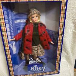Burberry Blue Étiquette Barbie Poupée Edition Limitée Manteau Rougehiver Peluche Nouveau