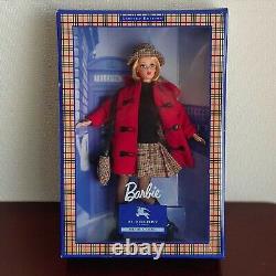 Burberry Blue Étiquette Barbie Poupée Limitée Edition Rouge Manteau Peluche Nouveau