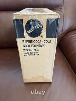 Ensemble de jeu de fontaine de soda Coca-Cola édition limitée Mattel Barbie 2000 JAMAIS SORTI DE LA BOÎTE.