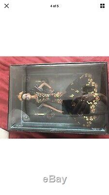 Jour Barbie Of The Dead Dia De Los Muertos Limited Edition Doll Dans La Main