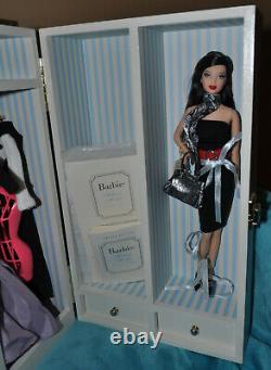 Limited Edition Barbie Armoire Mallette De Transport Avec Vêtements Et Barbie Inclus