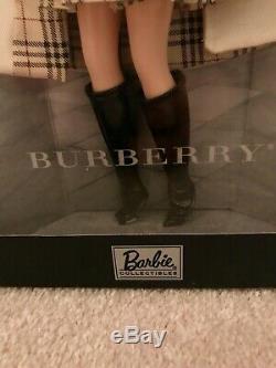 Limited Edition Burberry Poupée Barbie (marque Newithunopened, Sceaux Original)