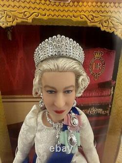 NOUVELLE poupée Barbie Signature Queen Elizabeth II Platinum Jubilee HCB96, NEUF dans sa boîte.