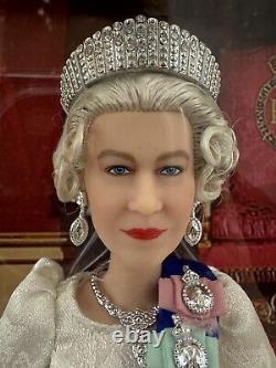 NOUVELLE poupée Barbie Signature Queen Elizabeth II Platinum Jubilee HCB96, NEUF dans sa boîte.