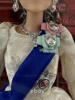 NOUVELLE poupée Barbie Signature Queen Elizabeth II Platinum Jubilee HCB96, NEUF dans sa boîte.