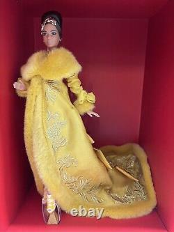 Nouvelle poupée Barbie Signature Guo Pei édition limitée portant une robe jaune doré