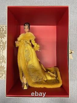 Nouvelle poupée Barbie Signature Guo Pei édition limitée portant une robe jaune doré