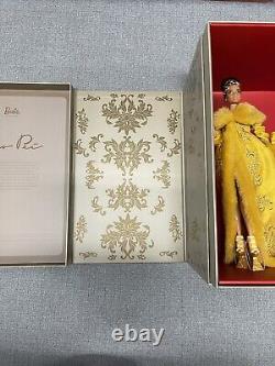 Nouvelle poupée Barbie Signature Guo Pei édition limitée portant une robe jaune doré