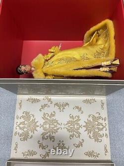 Nouvelle poupée Barbie Signature Guo Pei édition limitée portant une robe jaune doré