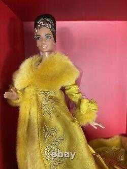 Nouvelle poupée Barbie Signature Guo Pei édition limitée portant une robe jaune doré