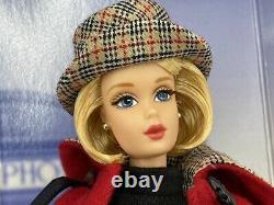 Poupée Barbie en Édition Limitée Burberry Blue Label Figurine Peluche Manteau Rouge