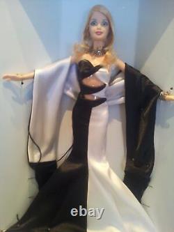 Poupée Barbie en édition limitée Noir et Blanc Barbie Collector's Club Exclusive 2002