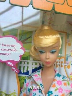 Poupée Barbie reproduction blonde swirl de 2006 NRFB apprend à cuisiner Limitée
